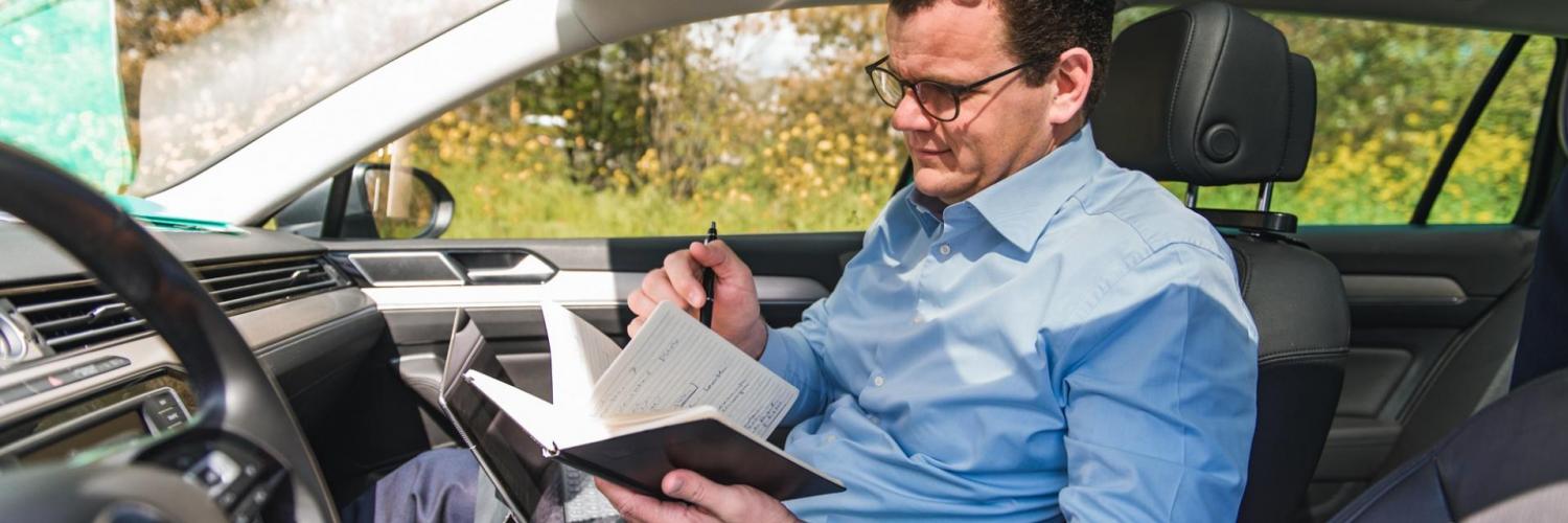 Hans in de auto