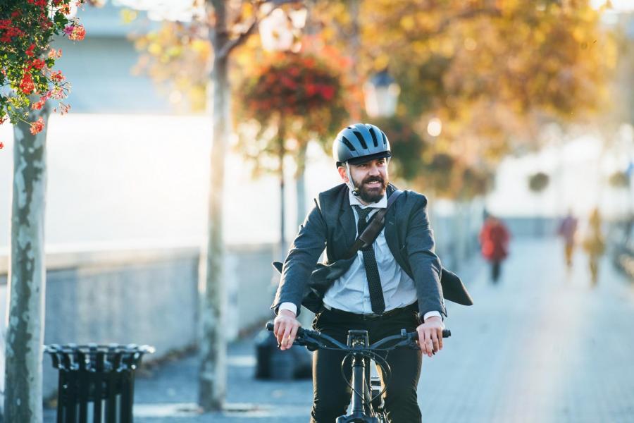 man op e-bike